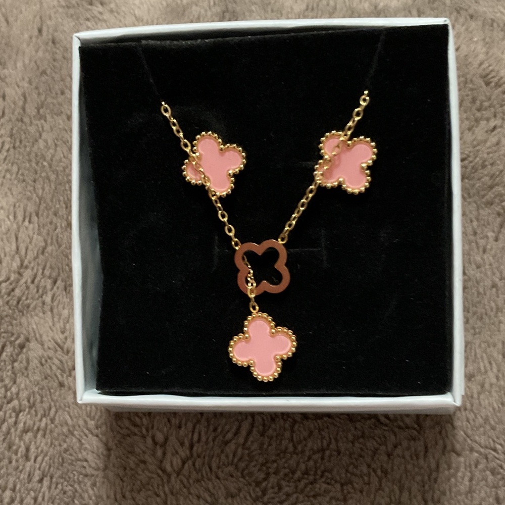 Elegant Pink and Gold Clover Jewelry Set